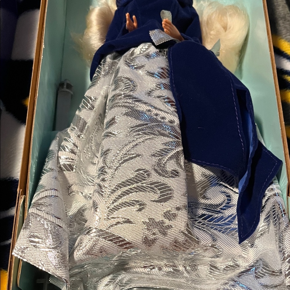 Vintage Avon Barbie 1995 Winter Velvet - Picture 3 of 6
